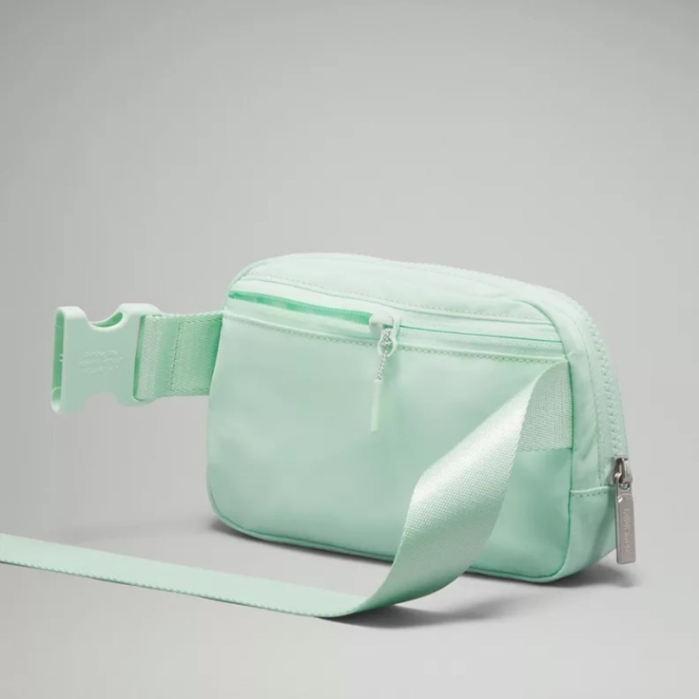 NWT Lululemon Athletica Everywhere Belt Bag in Mint Moment - Picture 4 of 6